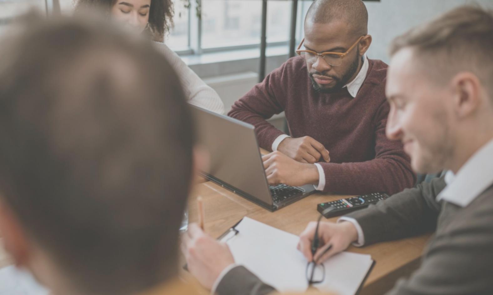 Bandiere di preghiera tibetane che sventolano nel vento di montagna