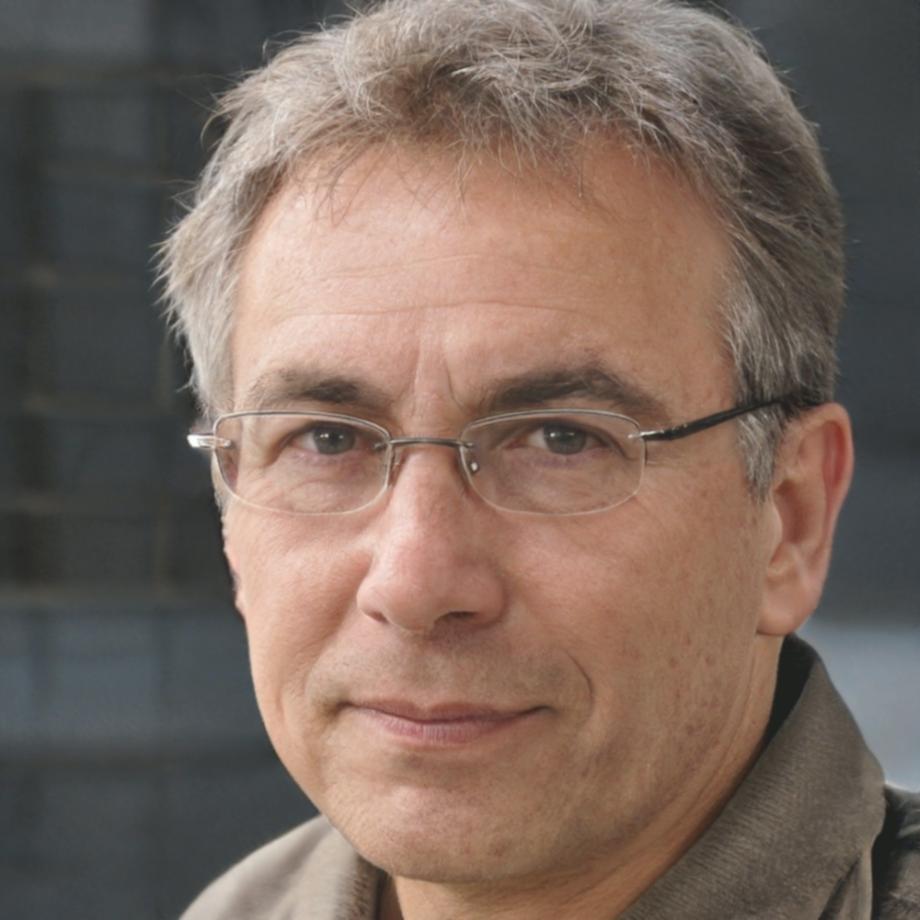 Ritratto di Luca Benedetti in abiti tradizionali tibetani